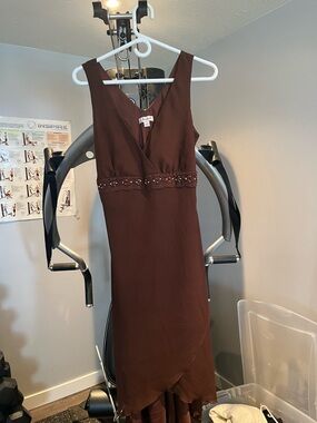 Sleeveless Brown V-Neck Evening Dress with Beaded Waist